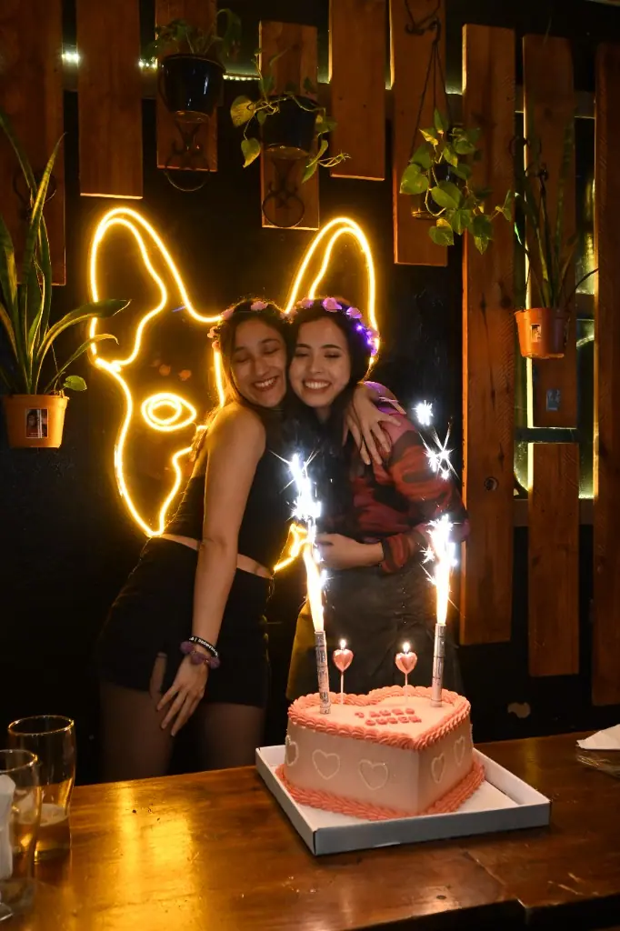 Cumpleaños en bar Blas: torta con velas y festejo, Obispo Salguero 712
